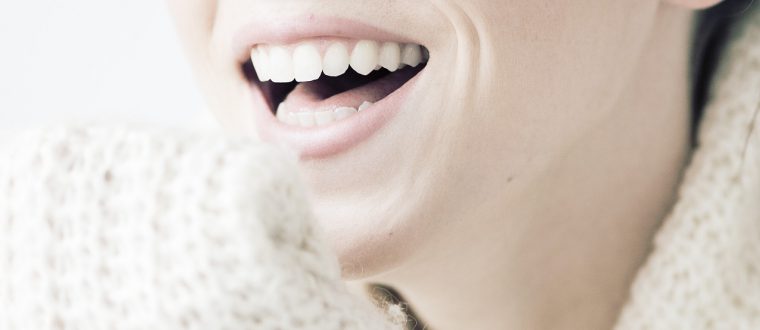 ישרות ולבנות כמו במגזין: כל מה שצריך לדעת על יישור שיניים